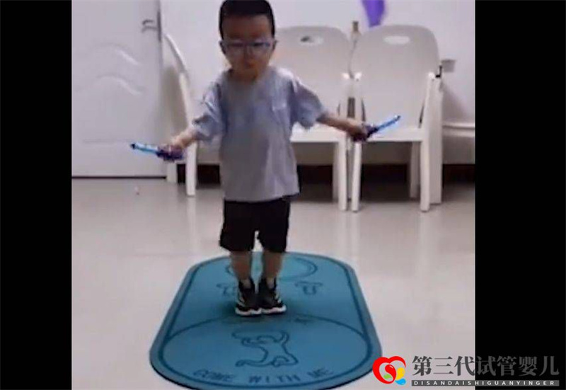 7歲男孩基因突變身高停在3歲，父母陪伴跳繩追高(圖1)