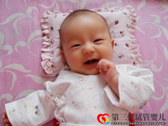 寶寶沒事就傻笑，正常嗎？這些令人不安的小動作，是高智商的表現(xiàn)(圖1)