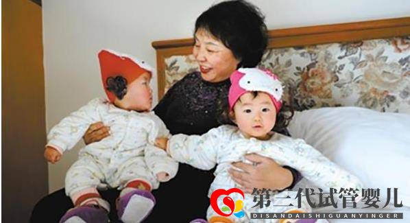 60歲失獨盛海琳試管生下雙胞胎，11年過去了，一家人4口過得如何(圖1)